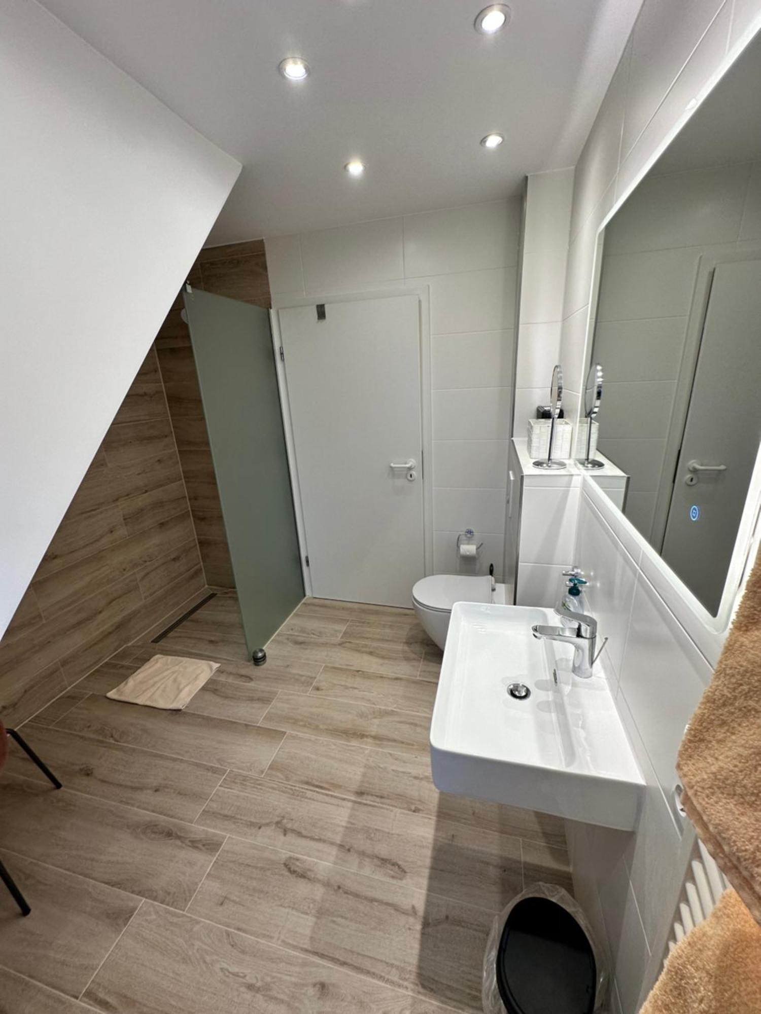 Zwei Ferienwohnungen Anker Max 5 Personen & Leuchtturm Max 4 Personen, Direkt In Steinhude Scheunenviertel, Balkon, Wlan , Privater Parkplatz, Wallbox Buitenkant foto